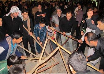 مراسم چوب زنی و تشییع نمادین شهدای کربلا در رامیان + تصاویر